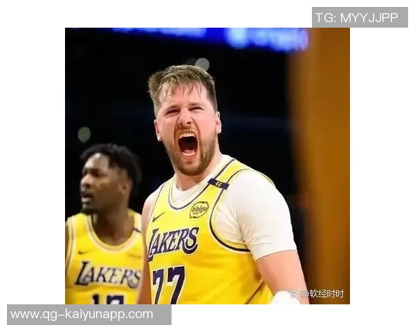 东契奇向里夫斯展示扭伤手指里夫斯惊呼难以置信的反应引发热议 东契奇向里夫斯展示扭伤手指里夫斯惊呼难以置信的反应引发热议