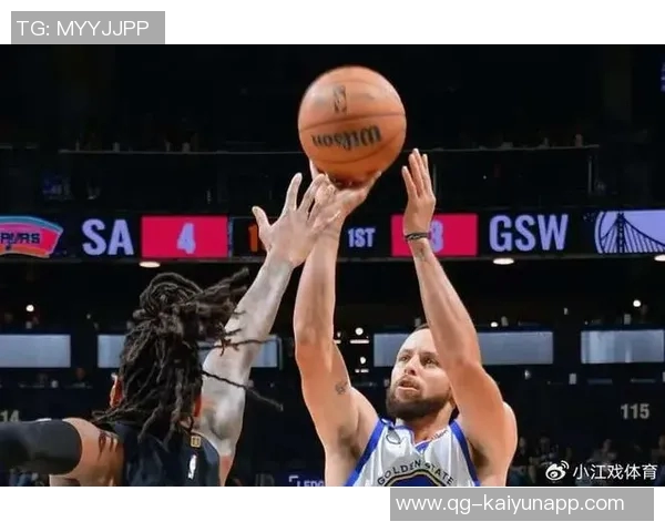 库里盛赞巴特勒训练赛表现出色攻防两端展现统治力